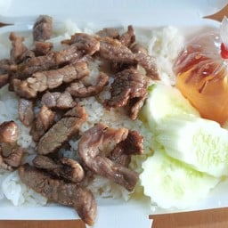 ข้าวเนื้อทอดน้ำปลา