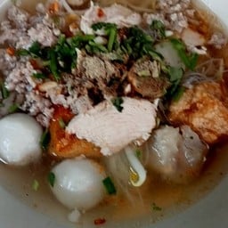 ร้านก๋วยเตี๋ยวแคะอาม่า ประชาอุทิศ33