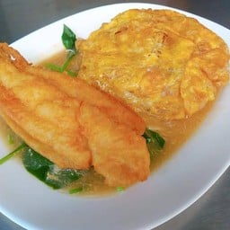 ราดหน้าปลาเส้นใหญ่ทอดห่อไข่