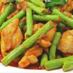 ผัดพริกแกงไก่ ราดข้าว