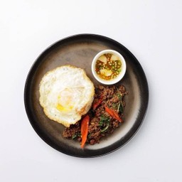 ข้าวกะเพราเนื้อวากิวสับ ไข่ดาว