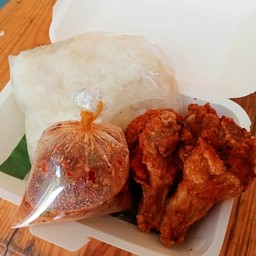 ข้าวเหนียวไก่ทอด นำ้จิ้มเเจ่ว