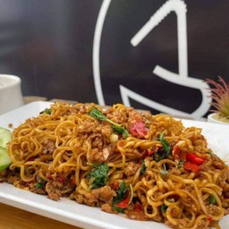 เส้นมาม่ากะเพราหมู