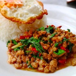 ผัดกะเพราราดข้าว