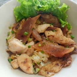 ก๋วยเตี๋ยวคั่วไก่ หมึกกรอบ