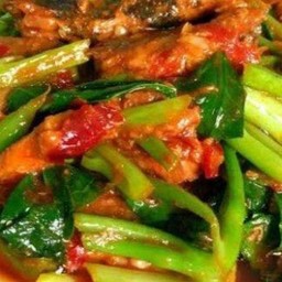 คะน้าปลากระป๋อง ราดข้าว