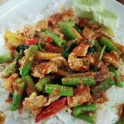 ข้าวหมูผัดพริกแกง