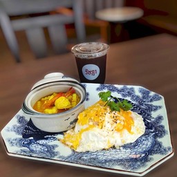 ข้าวแกงส้มกุ้งไข่คั่วน้ำปลา+อเมริกาโน่เย็น