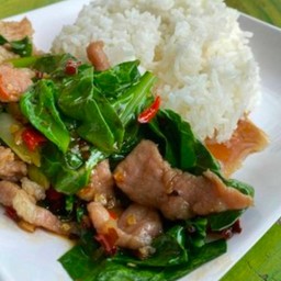 ผัดคะน้าราดข้าว