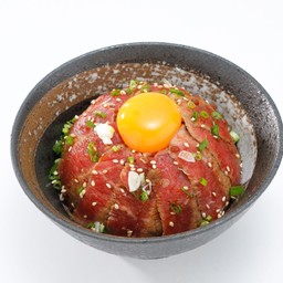 ข้าวหน้าเนื้อสเต็ก ไข่ดิบ