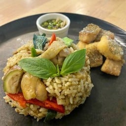 ข้าวผัดเขียวหวานไก่ ปลาสลิดทอด