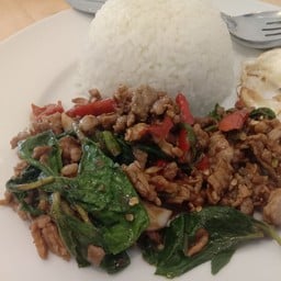 กะเพาเนื้อราดข้าว