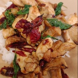 กะเพราไก่กากพริกแห้ง