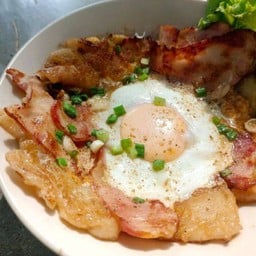 ก๋วยเตี๋ยวคั่วเบคอน +  ไข่อบ