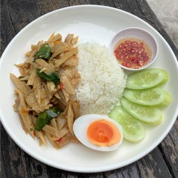 ข้าวราดผัดหน่อไม้ไข่ยางมะตูม
