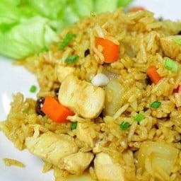 ข้าวผัดผงกะหรี่ไก่