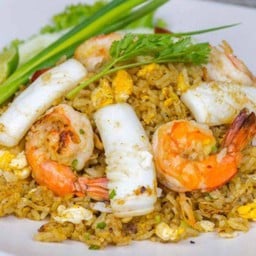 ข้าวผัดผงกะหรี่รวมทะเล (เนื้อปู + กุ้ง + ปลาหมึก) L