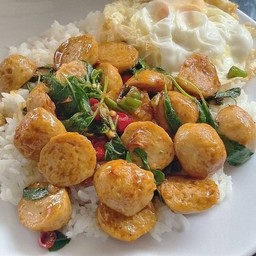 ข้าวผัดกะเพราลูกชิ้น