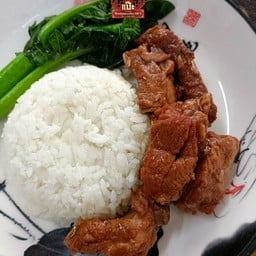 ข้าวซี่โครงหมูตุ๋นน้ำแดงกับคะน้าฮ่องกง