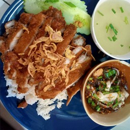 ข้าวมันไก่ทอดน้ำจิ้มแจ้ว