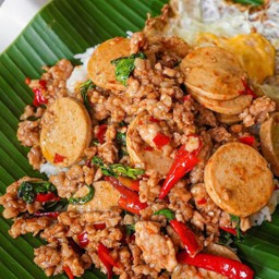 กระเพราหมูสับใส่หมูยอรสจัดจ้าน