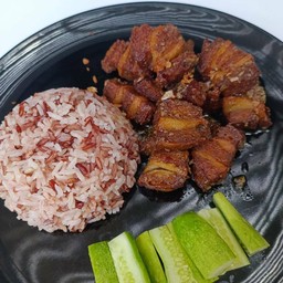 หมูกรอบจากพืชทอดกระเทียทพริกไทย เสิร์ฟพร้อมข้าวกล้อง