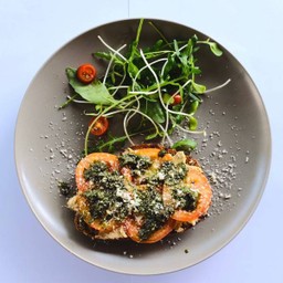 B20 ขนมปังหน้าฮัมมุส มะเขือเทศและเพสโต้ Hummus Tomato & Pesto on Toast