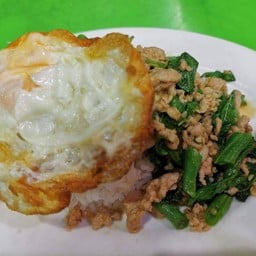 ผัดกะเพราหมูสับราดข้าว