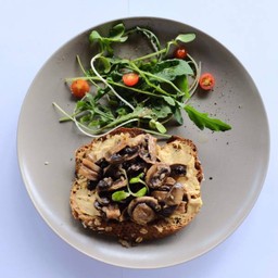 B21 ขนมปังหน้าฮัมมุสและเห็ด Hummus & Mushroom on Toast