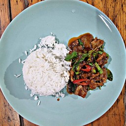 ผัดพริกแกงเนื้อราดข้าว