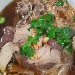 ก๋วยเตี๋ยวไก่ตุ๋นอร่อย