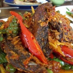 ข้าวปลานิลแกะผัดพริกแกง+ไข่