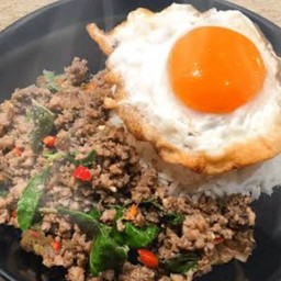 ข้าวผัดกระเพราเนื้อวากิว+ไข่ดาว