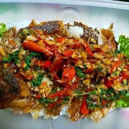 ข้าวปลานิลแกะผัดกระเพรา+ไข่