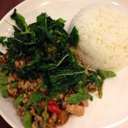 กระเพราไข่เยี่ยวม้าหมูสับราดข้าว