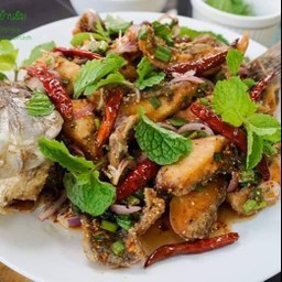 ข้าวยำแซ่บปลานิลแกะ+ไข่ต้ม