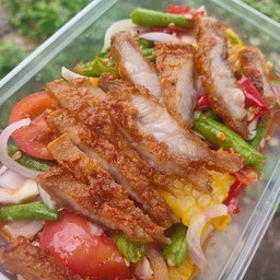 ยำคอหมูทอด