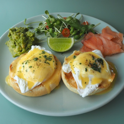 B10 ไข่เบเนดิกส์กับแซลมอน อโวคาโด้ Eggs Benedict with salmon & Avocado