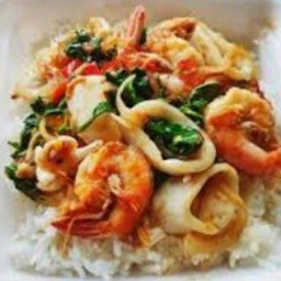 กระเพราทะเลราดข้าวไข่ดาว