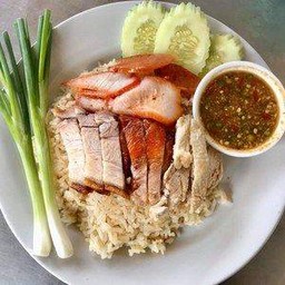 ข้าวมันหมูแดง+หมูกรอบ+น้ำจิ้มข้าวมัน