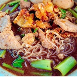 ก๋วยเตี๋ยวหมูน้ำตก  ลูกชิ้น, หมูชิ้น, ตับ
