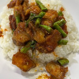 ข้าวพริกแกงหมูกรอบ