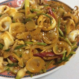 ปลาหมึกผัดไข่แดง