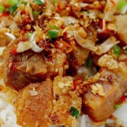 หมูกรอบคั่วพริกราดข้าว