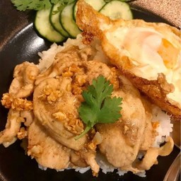 ข้าวไก่กระเทียม+ไข่ดาว