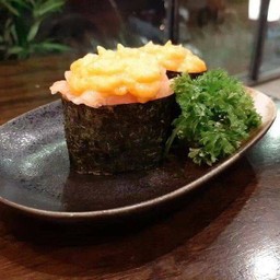 ซูชิแซลมอนซอสไข่กุ้ง
