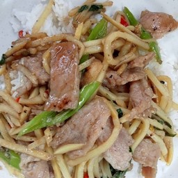 กระเพราหน่อไม้หมู