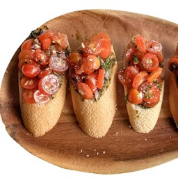 A6 ขนมปังหน้ามะเขือเทศ Tomato & Pesto Crostini