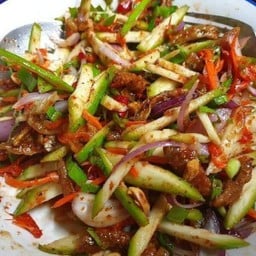 ยำมะม่วงปลากรอบ