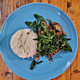 ไข่เยี่ยวม้ากระเพรากรอบ(หมู) ราดข้าว